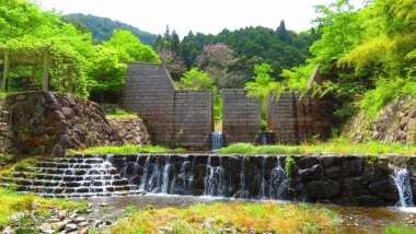 美しい景観に配慮した砂防ダムの写真です。