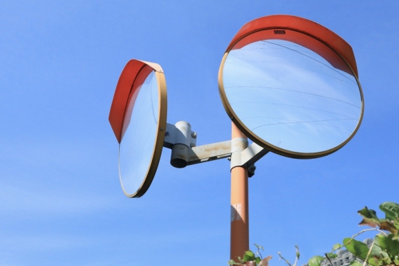 道路反射鏡の設置や維持管理を行っています。