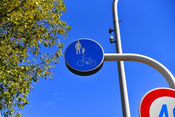 交通安全施設（道路標識）の設置や維持管理を行っています。