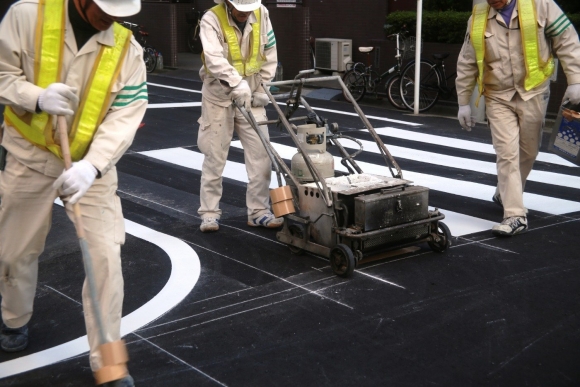 舗装面に路面標示（区画線）を設置し視認性を高め利用しやすくします。