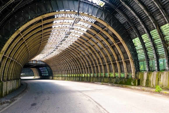 トンネル内の壁面やコンクリートメンテナンス工事など、インフラの維持管理を行っています。